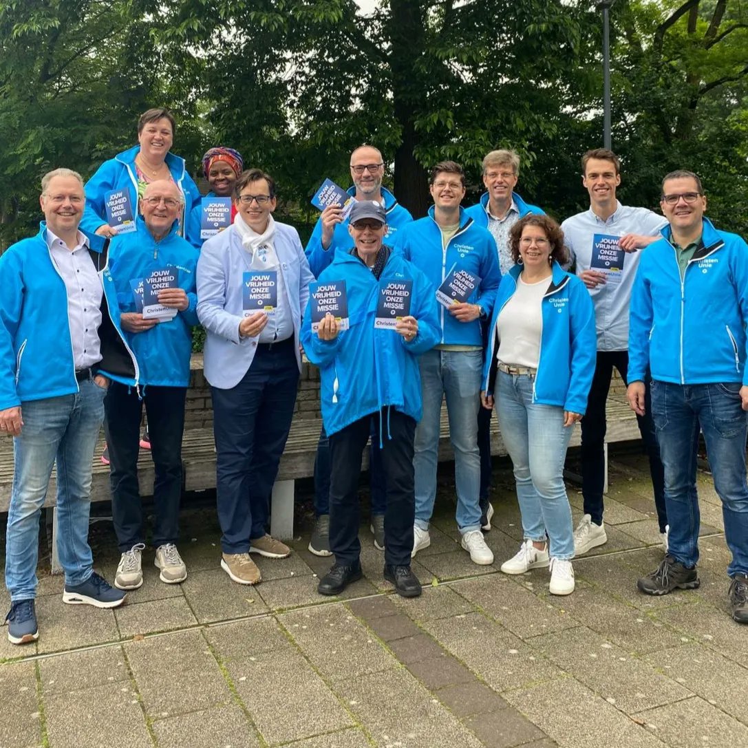 Vandaag hebben we met <a href="/Pieter_Grinwis/">Pieter Grinwis</a> geflyerd in Dragonder Noord. Ga stemmen volgende week donderdag! Treffend dat we 80 jaar na #dday onze stem voor #vrijheid in #europa mogen uitbrengen! 
#ChristenUnie #uwvrijheidonzemissie #Veenendaal.