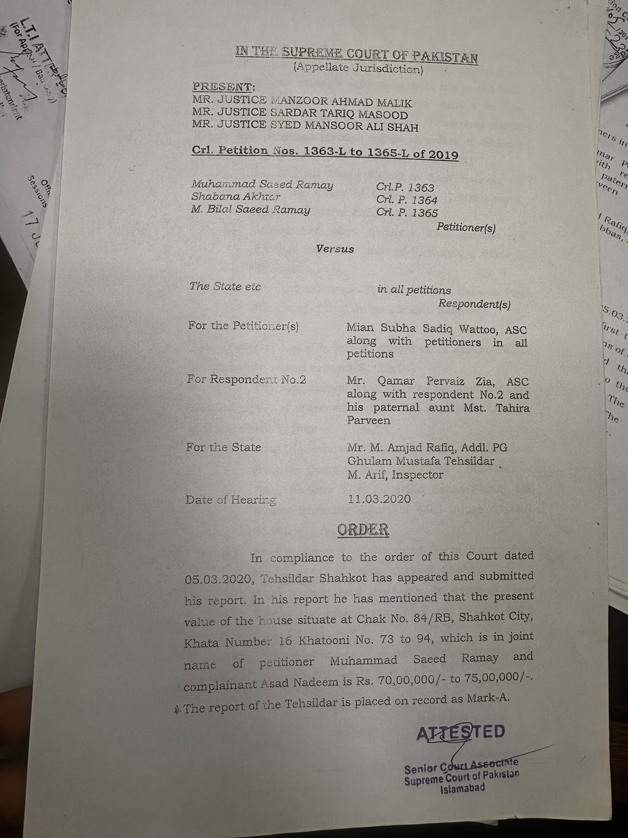 Matiullahjan919's tweet photo. رقم کا جھانسہ یا عدالتی حکم ؟

سپریم کورٹ کے جسٹس منظور احمد ملک( اب ریٹائرڈ) جسٹس سردار طارق مسعود (اب ریٹائرڈ) اور جسٹس منصور علی شاہ (موجودہ) پر مشتملُ ایک بنچ نے ۱۱ مارچ ۲۰۲۰ کو ُفیصل آباد کی ستر سالہ خاتون طاہرہ پروین کو اپنے مکان کا قبضہ اِس شرط پر چھوڑنے کا حکم دیا کہ اُس کو اور ایک اور فریق کو کل ملا کر ایک کروڑ ۴۲ لاکھ روپے دو ماہ میں ادا کروا دئیے جائئنگے۔

اس پر خاتون نے ۱۵ مارچ ۲۰۲۰ کو مکان کا قبضہ چھوڑ دیا مگر آج تک خاتون کو رقم کی ادائیگی نہ ہوئی، ٹرائل کورٹ نے جعل سازی کے جرم میں دو ملزمان کو پانچ پانچُ سال اور ایک کو سات سال قید کی سزا دی اور اپیل پر سیشن کورٹ نے اُنکی سزا برقرار رکھی۔ ۲۶ نومبر ۲۰۲۰ کو سپریم کورٹ میں ضمانت منسوخی پر انکو گرفتار کیا گیا تھا، ملزمان کو سینٹرل جیل سیالکوٹ میں قید کیا گیا مگر خاتون کی بھتیجی کے خاوند فاروق احمد کیمطابق جیل حکام نے انہیں بتایا ہے کہ تینوں ملزمان (مولوی سعید رامے وغیرہ) قید کاٹ کر رہا ہو چکے ہیں۔

 ۱۶ اپریل ۲۰۲۲ کو سول جج گُلزیم اسلم نے بھی بوڑھی خاتون کے حقُ میں دعوہ ڈگری جاری کر دیا ہے تاہم فیصل آباد ہاؤسنگ سوسائٹی واپڈا سٹی کی انتظامیہ اِس فیصلے پر عمل کرنے سے انکاری ہے اور مکان کا قبضہ نہیں دلوا رہی، مخالف فریق نے خارون کے حق میں جاری اُس ڈگری کو بھی آج تک چیلنج  نہیان کیا، اجرأ کی ڈگری کے لئیے دائر درخواست پر سول جج، فیصل آباد اکرم آزاد کئی سال سے تاریخیں دے رہا ہے۔ 

 خاتون کے داماد کے مطانق سپریم کورٹ کو تقریباً ایک سو خطوط لکھے گئے مگر شنوائی نہ ہوئی۔ غریب خاتون سپریم کورٹ کے حکم کے جھانسے میں آ کر کرایے کے مکانوں، تھانہ کچہری در بدر کی ٹھوکریں کھاتے قبضہ مافیا کے سامنے تھک ہار چکی ہے، جمع پونجی ختم ہو چکی اور گھر میں فاقے ہیں۔ اب بوڑھی خاتون سپریم کورٹ کے اُن ججوں کو تلاش کر رہی ہے جنھوں نے اُسے دو ماہ میں  ایک کروڑ بیالیس لاکھ روپے کی ادائیگی کروانے کا جھانسہ دے کر مکان کا قبضہ چھوڑنے کا عدالتی حکم دیا تھا۔