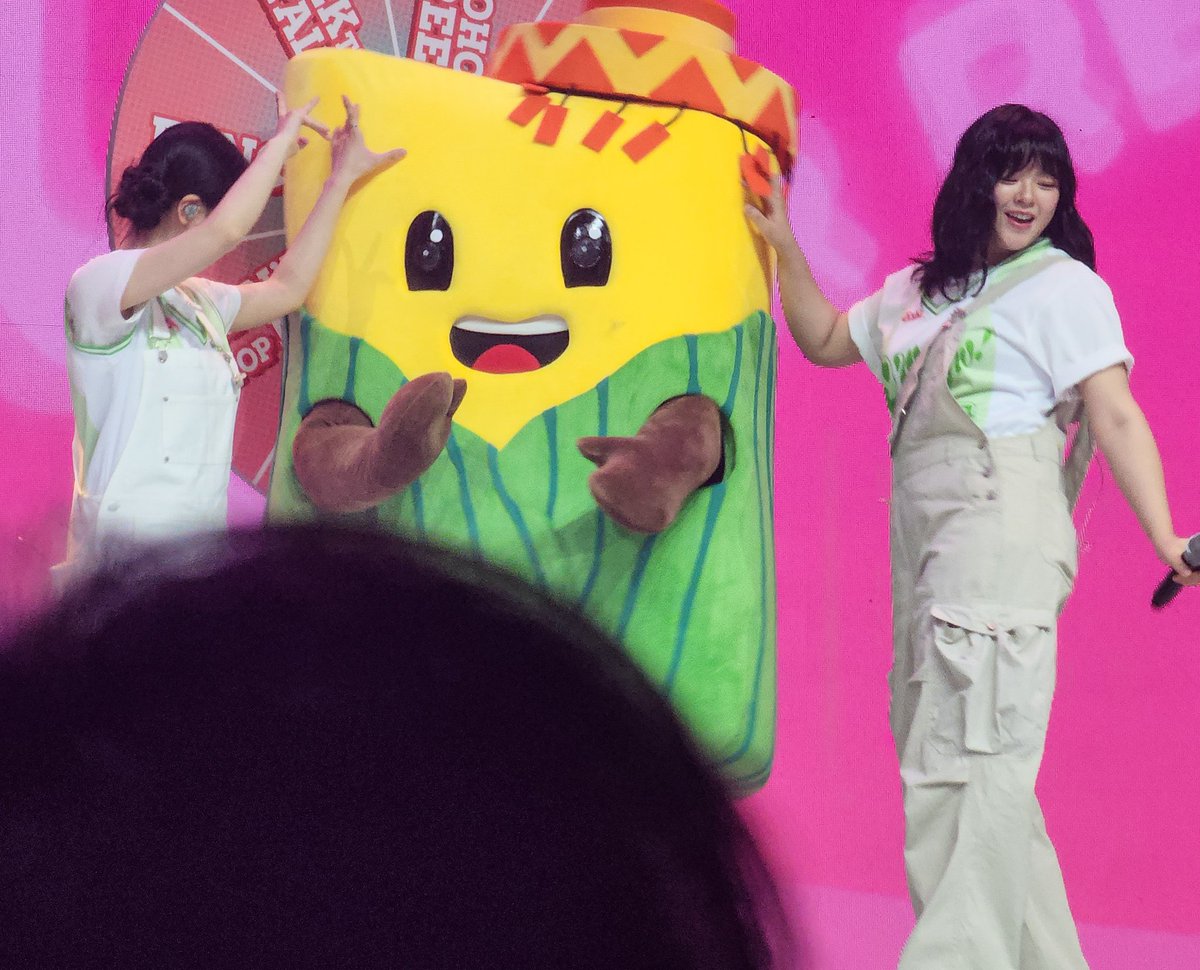 kazz_once's tweet photo. team corny corny dancing to alcohol-free 😄
#TwicexOishiSnacktacularFanMeet
#OWowOWow https://t.co/yLnj0B9ccn