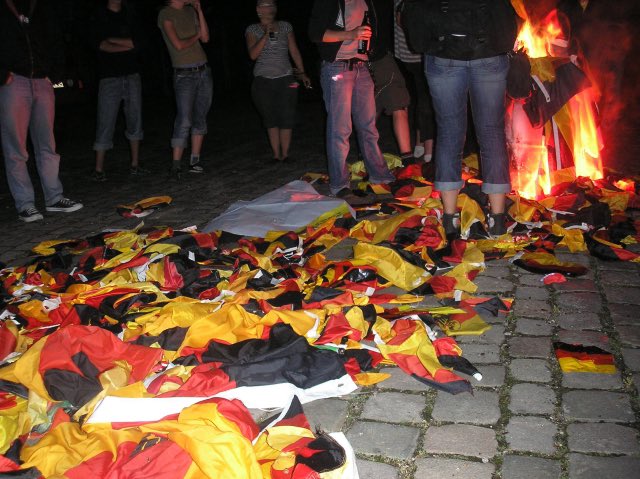 Würdest du diese fahne anpissen um das feuer zu löschen?

#stolzmonat
#lappenmonat