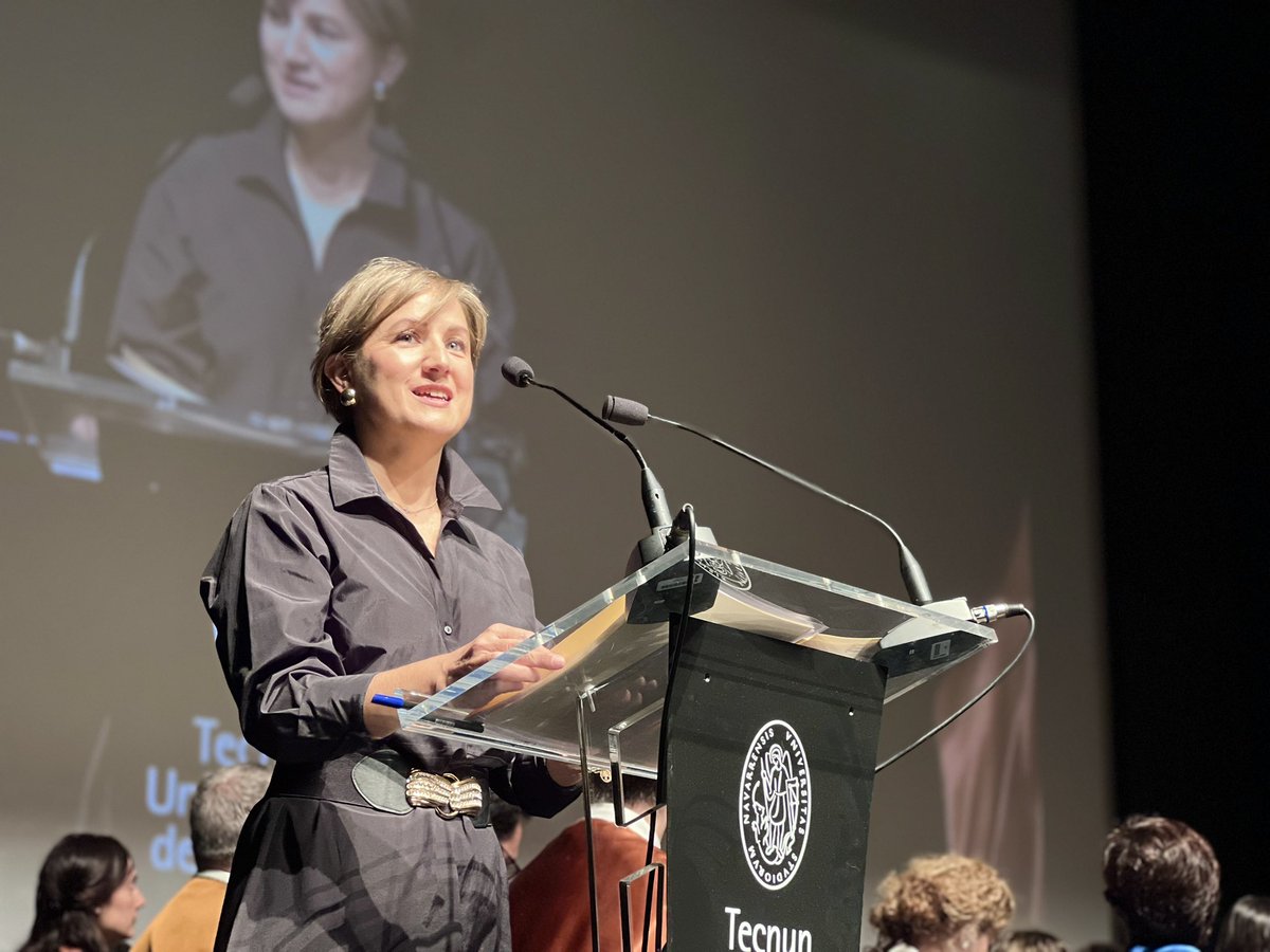 Comienza el Acto de Entrega de Diplomas e Imposición de Birretes. Rocío Núñez, coordinadora de Estudios, da la bienvenida a los graduados, familiares, profesores y compañeros. 

@unav #tecnun #unav