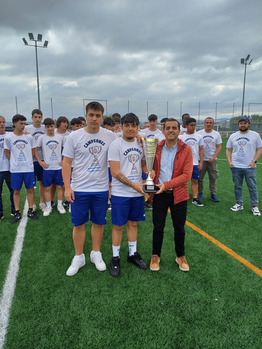 𝐓𝐗𝐀𝐏𝐄𝐋𝐃𝐔𝐍𝐀𝐊 📷
El Abetxuko  recibe el trofeo de 𝐂𝐀𝐌𝐏𝐄𝐎𝐍𝐄𝐒 𝐃𝐄 𝐋𝐈𝐆𝐀 𝐉𝐔𝐕𝐄𝐍𝐈𝐋 𝐇𝐎𝐍𝐎𝐑/ Abetxuko taldeak OHOREKO JUBENIL MAILAKO TXAPELDUNEN saria jaso du.