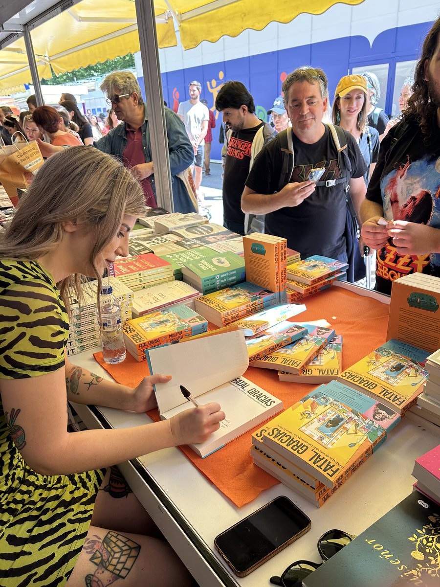 Está ocurriendo:  <a href="/pppua/">Paula Púa</a> petándolo en la <a href="/FLMadrid/">Feria del Libro de Madrid</a> firmando #Fatalgracias