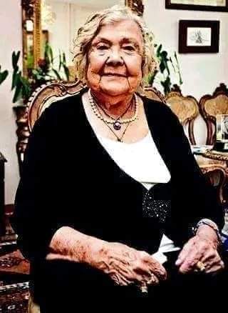 Mekke'deki Kabe Allah'ın evi değildir.
Allah kişi değildir ki evi olsun. 
O ev Hz. İbrahim'in Hacer ile ondan doğan İsmail için yaptığı evdir. 
Hiçbir kutsallığı yoktur.

Peki, Hacer kimdir? 
İslam'i kaynaklarda ismi geçen Mısırlı kadındır.
Çocuğu olmayan Sare tarafından