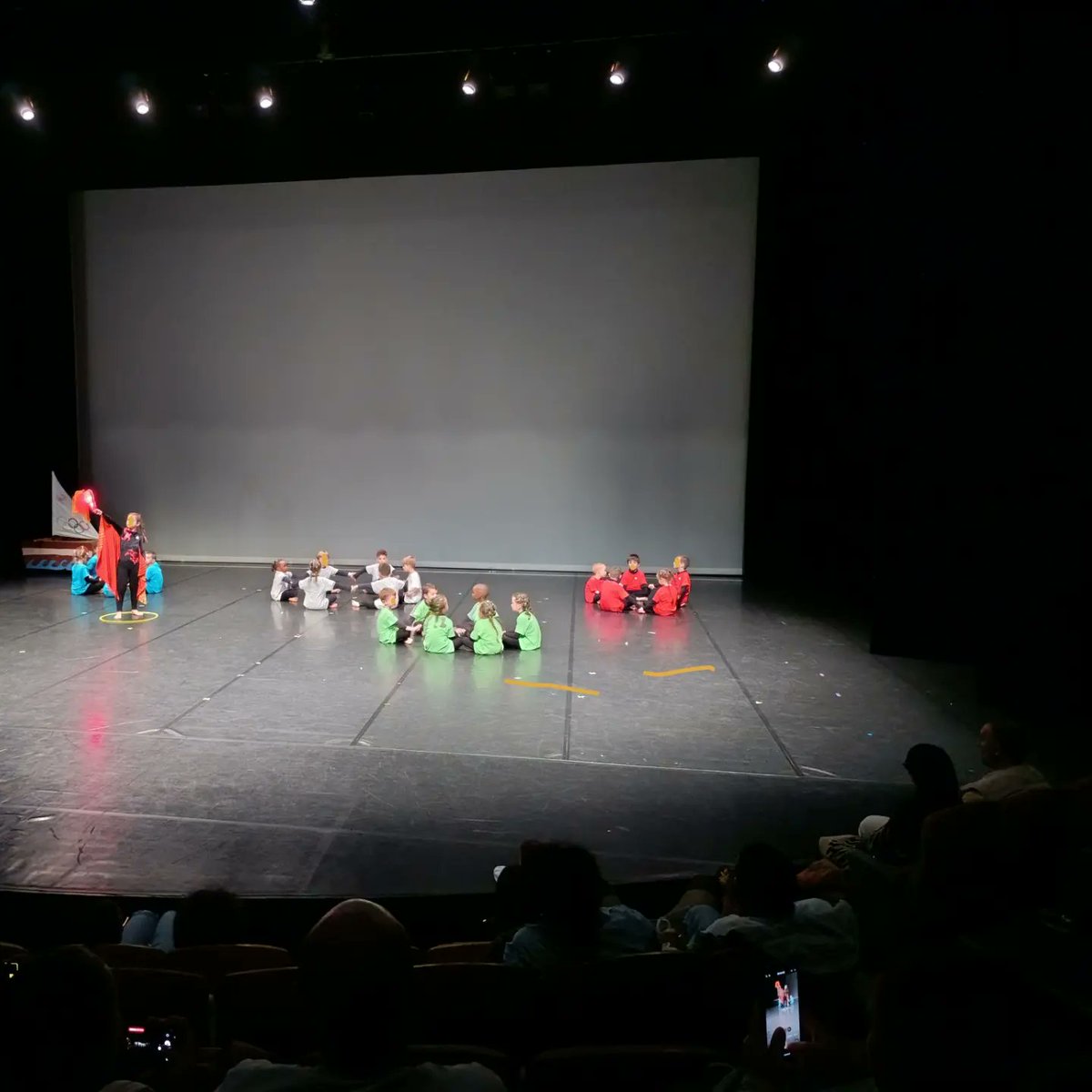 EmilieMorin91's tweet photo. Grande finalisation de "Danse en jeu" sur le 91. Un spectacle magnifique autour du thème des JO. Très fière des 3 classes de la circonscription de LFAI sélectionnées !! Bravo aux artistes, danseurs, chorégraphes et metteurs en scène ! #danseenjeu #pentathlondesmuses #usep91 https://t.co/pyUdWqcnxA