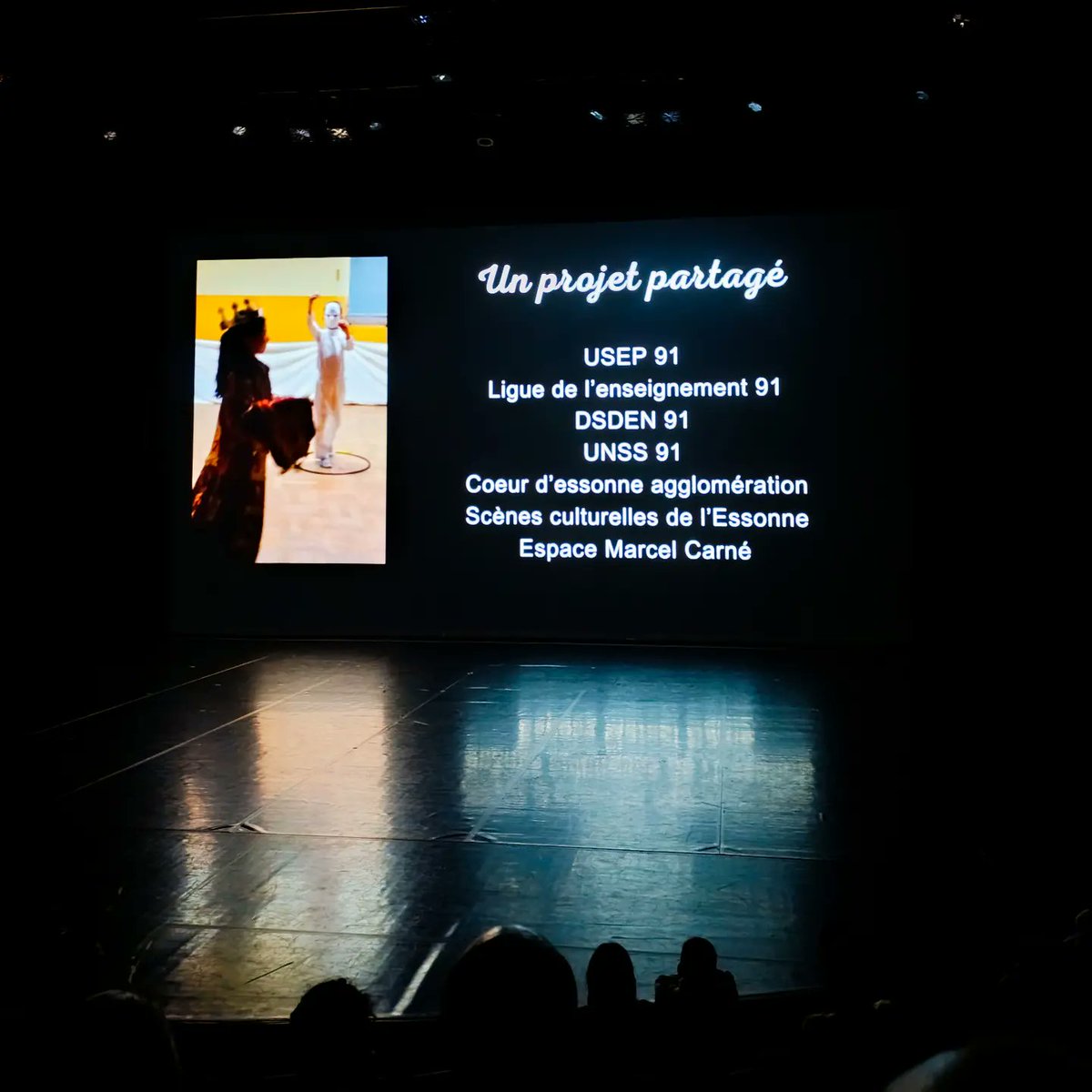 EmilieMorin91's tweet photo. Grande finalisation de "Danse en jeu" sur le 91. Un spectacle magnifique autour du thème des JO. Très fière des 3 classes de la circonscription de LFAI sélectionnées !! Bravo aux artistes, danseurs, chorégraphes et metteurs en scène ! #danseenjeu #pentathlondesmuses #usep91 https://t.co/pyUdWqcnxA