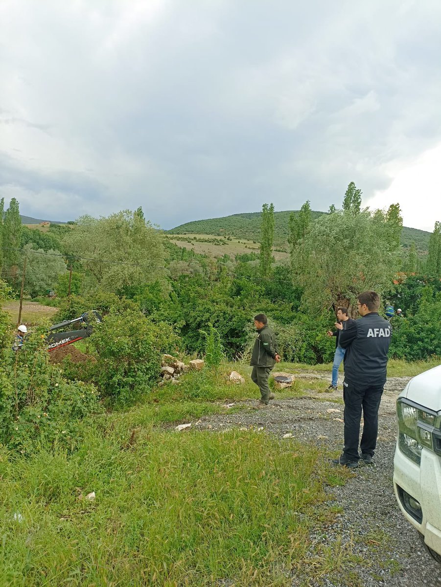 📍Yozgat Akdağmadeni Melikli Köyü,

‼️ Yozgat Akdağmadeni Melikli Köyünde aşırı sağanak ve dolu yağış, sele dönüştü.
Sel nedeni ile tahribata uğrayan bölgede Müdürlüğümüz ekipleri tarafından incelemeler yapılmaktadır.