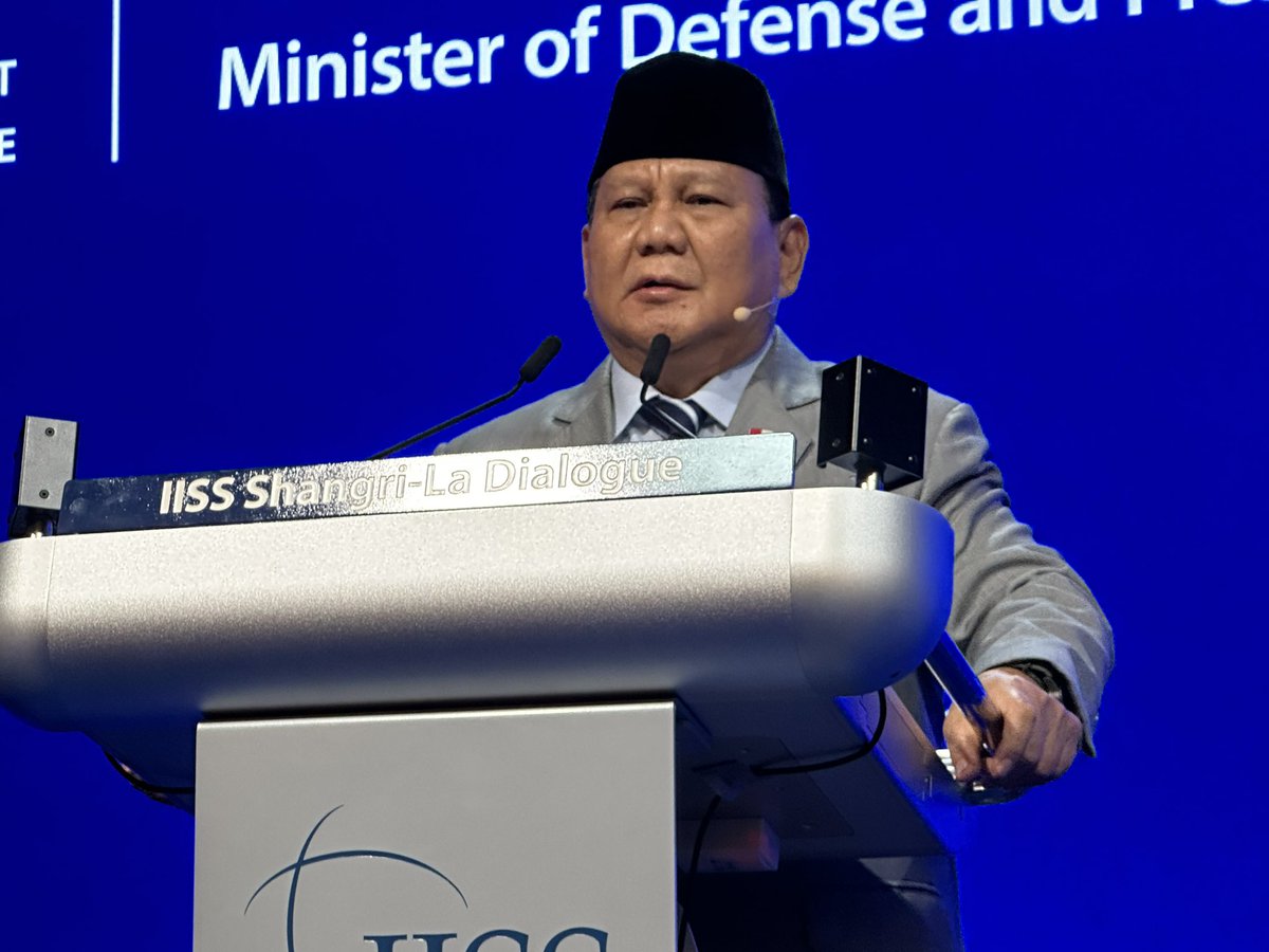 IISS_org's tweet photo. @prabowo ‘I’m still convinced that the ceasefire that I proposed for Ukraine at last year’s Shangri-La Dialogue is logical, relevant and necessary’ | @prabowo #SLD24 https://t.co/3nXCvI7JGe https://t.co/y7VqogqjT4
