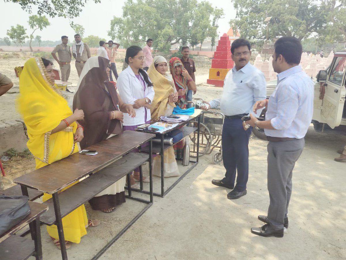 cmo_kushinagar's tweet photo. मुख्य चिकित्साधिकारी डॉ. सुरेश पटारिया और MOIC डॉ. उमाशंकर नायक  द्वारा फ़ाज़ीलनगर में कार्मिको और वोटर के लिए लगाये गये मेडिकल हेल्प डेस्क का निरीक्षण किया गया l
@ceoup 
@ECISVEEP 
@dm_kushinagar
@ChiefSecyUP
@CMOfficeUP
@brajeshpathakup
@Sen2Partha
@nhm_up https://t.co/BFmpuZ0Erz