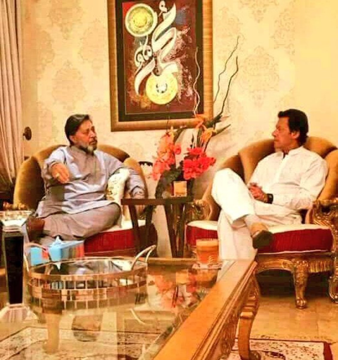 MuftiMufta's tweet photo. بتاسکتے ہیں کہ یہ دونوں کون ہیں اور اس وقت انکے درمیان کیا بات چیت چل رہی ہے؟🤔 https://t.co/JJ3NhdjiCV
