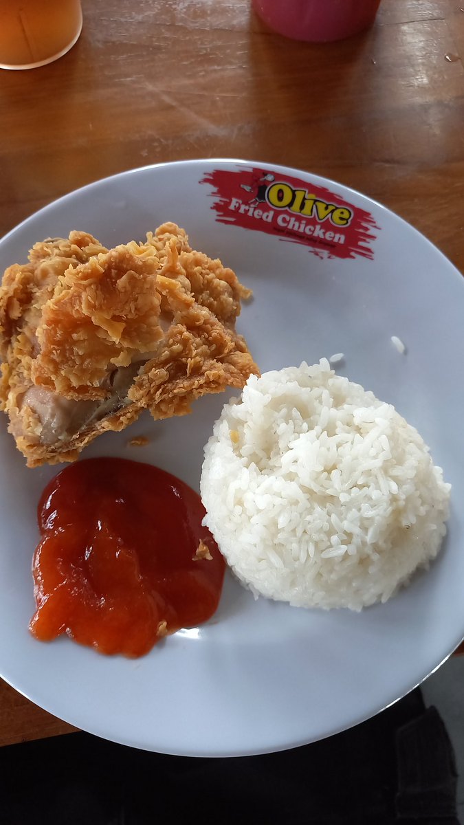 ditodareto's tweet photo. Maaf ya @KFCINDONESIA kalo soal rasa bisa bersainglah... tp ukuran ayamnya disini lebih besar dari punya dirimu yg semakin kecil... https://t.co/BjK8vuR1AC