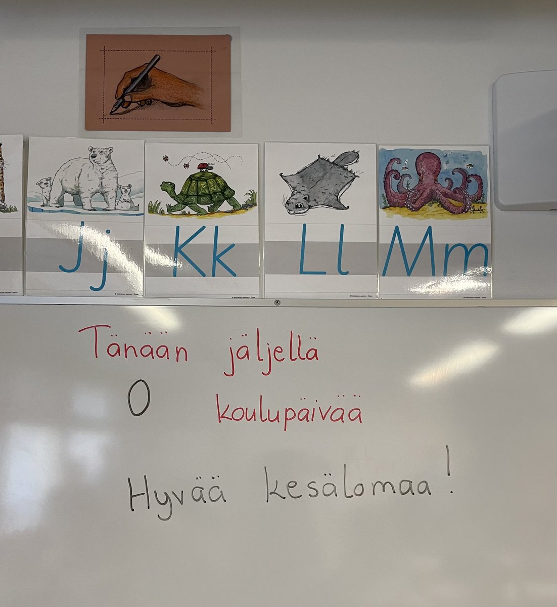 Ihanaa kesäloman alkua kaikille koululaisille!
Samalla myös iloisia terveisiä #perhehoito ’sta, josta olen saanut kuvia upeista todistuksista. 

Huimin suoritus tänä vuonna oli nuori, jonka todistuksessa meille tullessa oli kutosen keskiarvo ja 150 tuntia poissaoloja. >