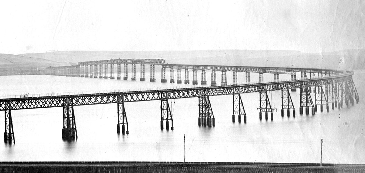 mariobianchi18's tweet photo. Il #1giugno 1878 il #TayBridge è ufficialmente inaugurato dalla regina Vittoria. Ci transitava un'unica linea ferroviaria attraverso il Forth of Tay sulla costa orientale della Scozia. Con oltre 3.2 km di lunghezza era per l'epoca il ponte più lungo del mondo. Crollò l'anno dopo. https://t.co/4JhRaJbjMh