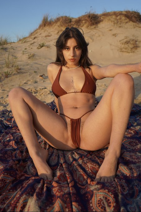 which view would you rather have?? left or right 😳 comment your answers ⬇️  watch me live ➡️ https://t