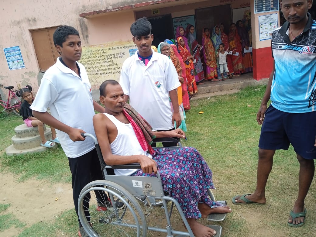 SSEPD2's tweet photo. Accessible and inclusive voting in Nimapara block of Puri District. @BPSethi #OdishaElections #AccessibleElection #InclusiveElection #PwD #Infirm #Accessibilty #SocialJustice #SugamyaOdisha #Puri #BarrierFree https://t.co/SZS3bDCfIR