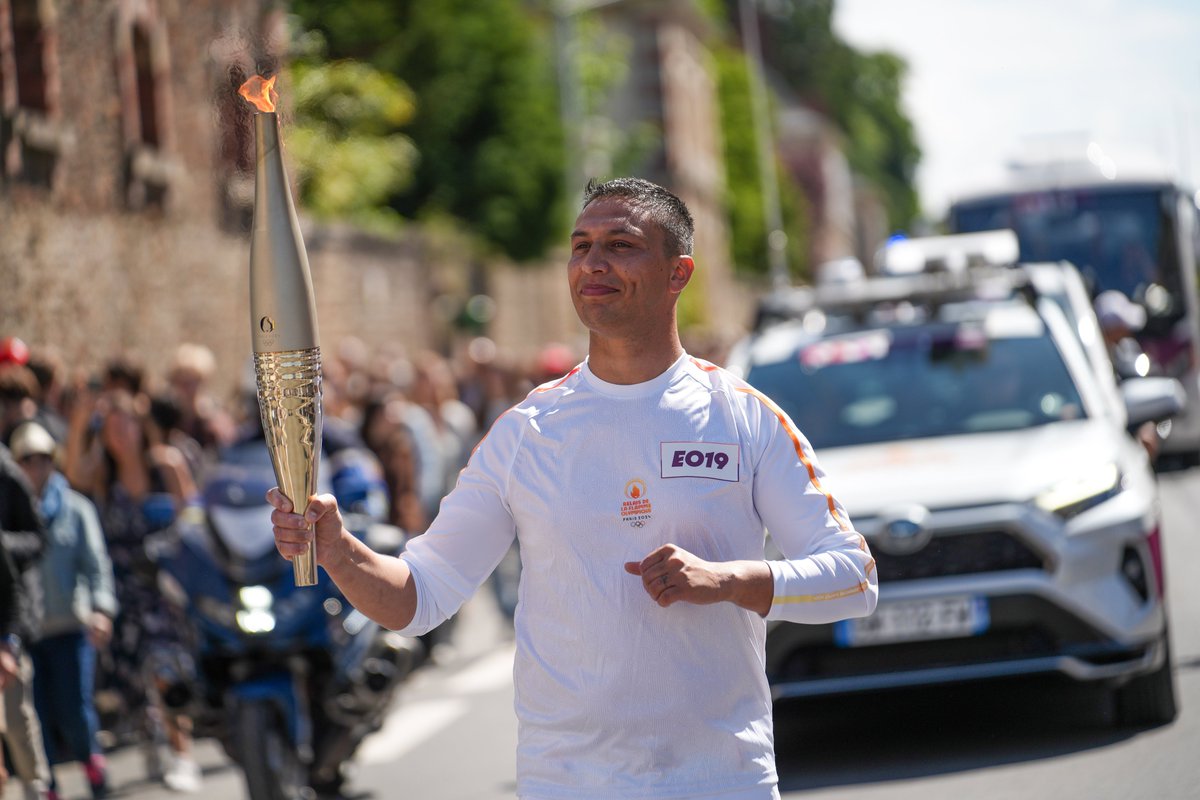 Prefecture50's tweet photo. #alinterieurdesJeux #RelaisDeLaFlamme 🔥👏 Bravo à Farid Bouyagaysen, sapeur-pompier, et à Emmanuel Bazin, agent des finances publiques, qui ont porté haut les couleurs des services de l’État et les valeurs du sport dans notre département, en portant la flamme à Saint-Lô ! https://t.co/GbJnG8pXRB