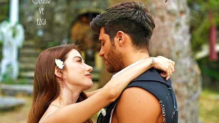 Özgür: “Verrò con la mia ragazza mamma..”￼￼ Con una bellezza rara😍 #MrWrong • #BayYanlış #CanYaman • #ÖzgeGürel