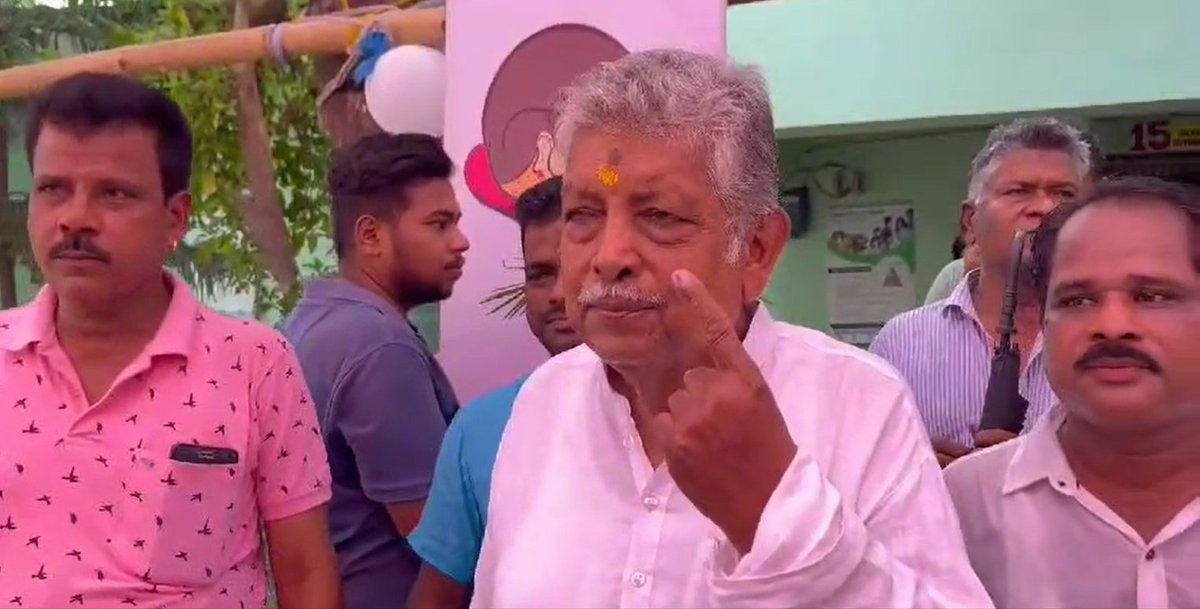 News18Odia's tweet photo. #ଭୋଟ୍‌_ଦେଲେ_ପ୍ରଫୁଲ୍ଲ_ସାମଲ

ଭୋଟ୍‌ ଦେଲେ ଭଦ୍ରକର ବିଜେଡି ବିଧାୟକ ପ୍ରାର୍ଥୀ ପ୍ରଫୁଲ୍ଲ ସାମଲ

@bjd_odisha @Prafulla4Odisha #4thphaseelection #Odisha #election2024 https://t.co/wpFgFG49rO