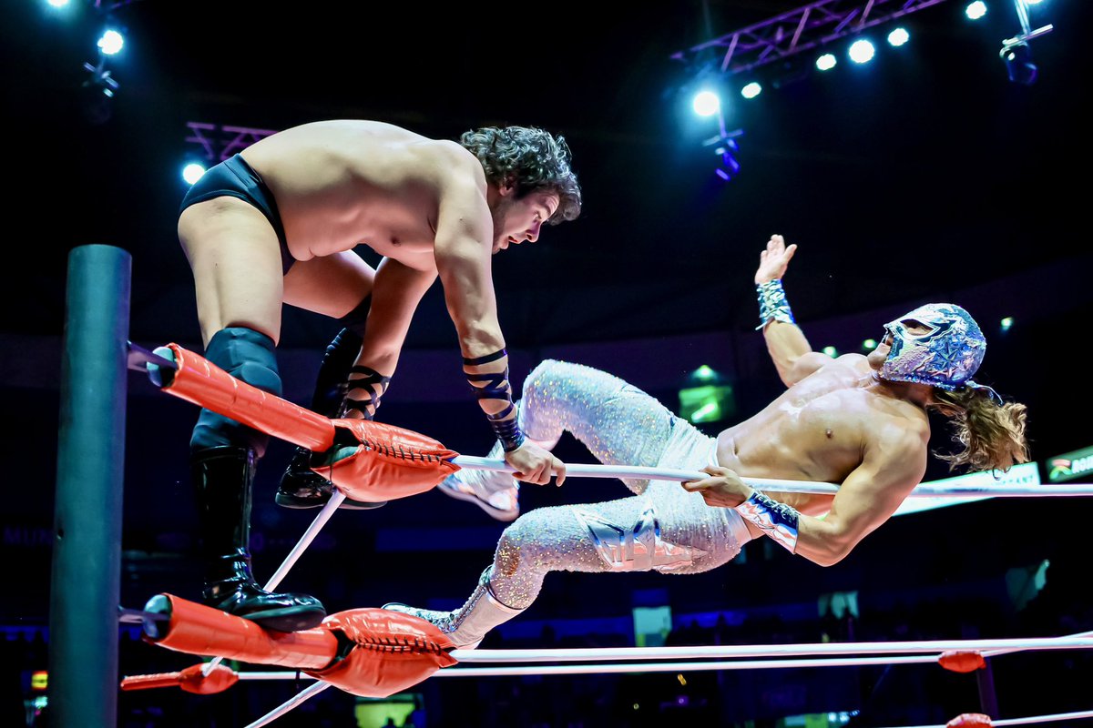 CMLL_OFICIAL's tweet photo. ¡El gran ganador de la #CopaJrCMLL VIP 2024 es Star Jr! Enfrentando a otro extraordinario junior, -Angel de Oro-, que resistió los ataques aéreos del técnico.
📸 https://t.co/0Ijz8kSllE
#CMLL #LuchaLibre #ViernesEspectacularCMLL | #CopaJrCMLL https://t.co/yWXWsW02CG