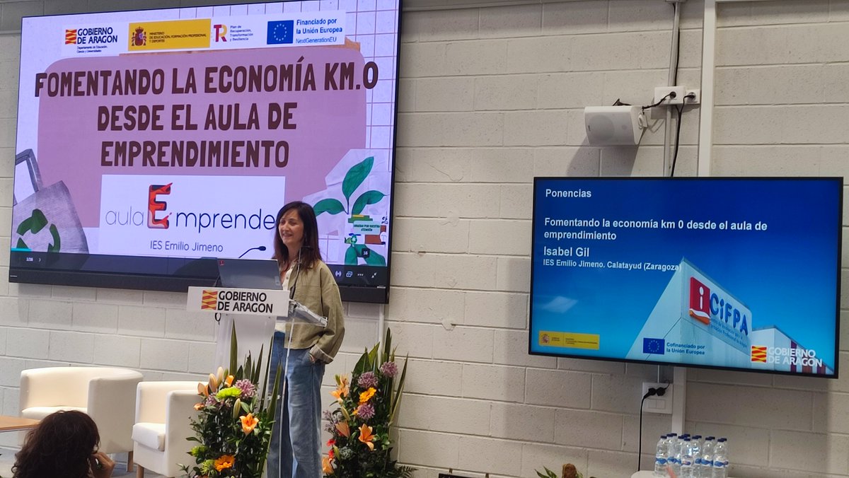 pirafol3's tweet photo. Isabel Gil , del @IESEmilioJimeno, con su ponencia "Fomentando la economía km 0 desde el aula de emprendimiento" #EFOLAragon @cifpa https://t.co/JbPJ8ONYNq