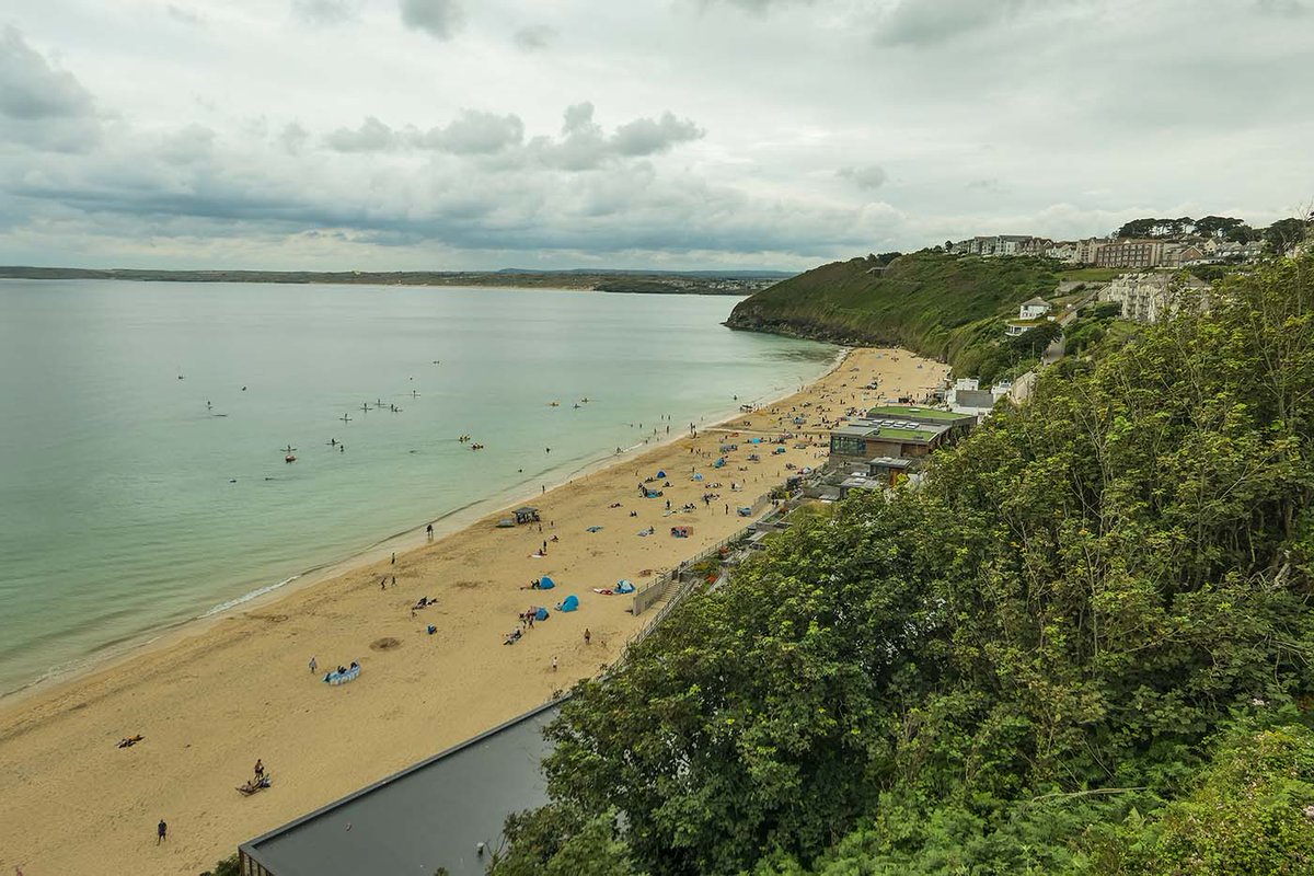 St Ives is a popular and bustling Cornish seaside town with 8 great beaches, all with different characteristics.:

Porthmeor, Porthgwidden, Bamaluz, St Ives Harbour, Lambeth, Porthminster, Carbis Bay and Porthkidney Sands

Three are dog-friendly.

coastradar.com/the-8-st-ives-…