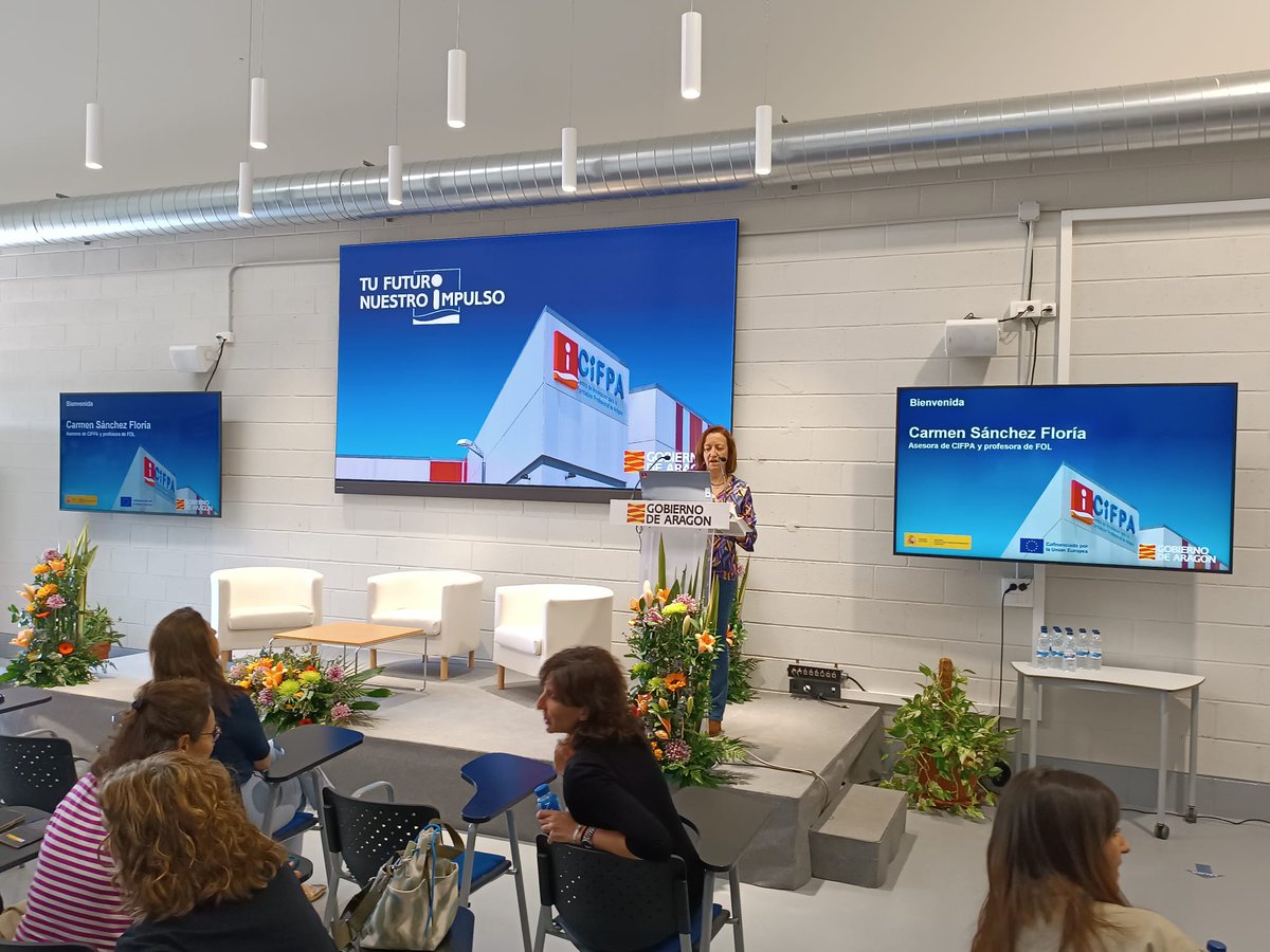 Sábado y docentes de FOL debatiendo su futuro en la #FP. Espacio Plaza de <a href="/cifpa_aragon/">CIFPA-FP ARAGÓN / CRN Logística y Transporte</a>
Se inicia con la bienvenida de la asesora del CIFPA <a href="/CSanchezFloria/">Carmen Sánchez Floria</a>
#EFOLAragón #FOLever #JuntasSiempreMejor #FOLcomparte
<a href="/fp_aragon/">FP Aragón</a> <a href="/todofp/">TodoFP</a> <a href="/GobAragon/">Gobierno de Aragón</a> <a href="/educaciongob/">Ministerio de Educación, FP y Deportes</a>