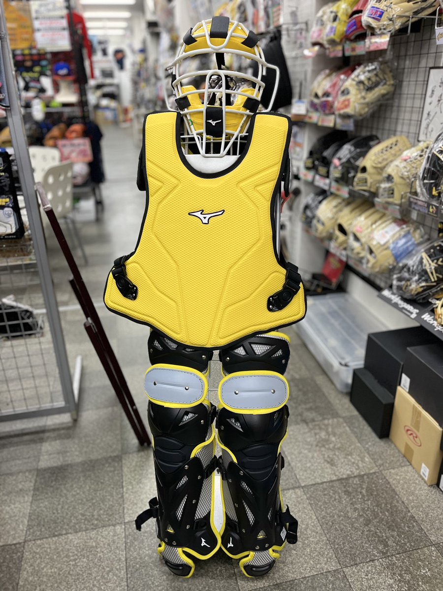bbltomoi's tweet photo. ミズノプロ　超限定　軟式キャッチャー防具3点セット！

プロが纏うミズノプロのキャッチャー防具。今回軟式仕様で限定発売されました！！
マスク・プロテクター・レガースの3点セットに専用の収納袋も付いています。
カラーはイエローとブラックでとってもオシャレ！

https://t.co/o6zi3118aT https://t.co/Jjqhr7Ymkw