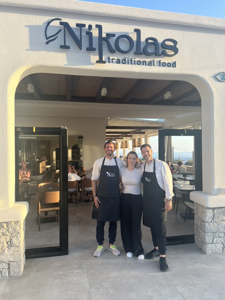 Neiti_B's tweet photo. Iso #suositus: parasta ruokaa näillä hoodeilla #Nikolas. Kuvassa oikealla omistajapariskunta Nikola ja vaimo, vasemmalla Kostas. Perinteistä kreikkalaista ruokaa. Kaikki on hyvää. 
#Rodos #Pefkos #Kreikka 🇬🇷 https://t.co/ijZ1jhfVMB