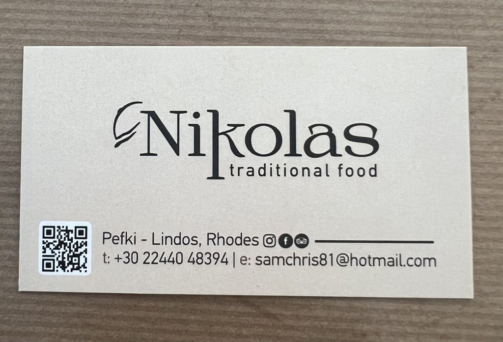 Neiti_B's tweet photo. Iso #suositus: parasta ruokaa näillä hoodeilla #Nikolas. Kuvassa oikealla omistajapariskunta Nikola ja vaimo, vasemmalla Kostas. Perinteistä kreikkalaista ruokaa. Kaikki on hyvää. 
#Rodos #Pefkos #Kreikka 🇬🇷 https://t.co/ijZ1jhfVMB