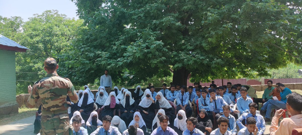 JannatLolab's tweet photo. #IndianArmy Organised NCC Awareness Drive for the Students of Govt Boys Higher Secondary School Gund Gushi.
#IndianArmy
#Kashmir
#SavioursofKashmir
#ProsperousKashmir
#NayaKashmir
#KashmirMeinTiranga
#JoinNCC https://t.co/SJOnoVjfLr