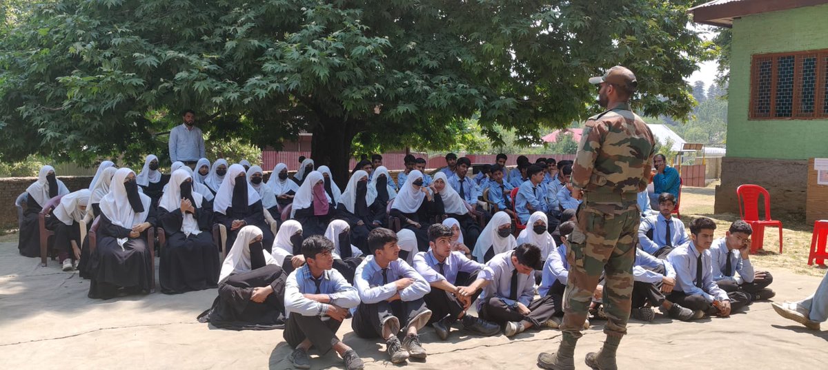 JannatLolab's tweet photo. #IndianArmy Organised NCC Awareness Drive for the Students of Govt Boys Higher Secondary School Gund Gushi.
#IndianArmy
#Kashmir
#SavioursofKashmir
#ProsperousKashmir
#NayaKashmir
#KashmirMeinTiranga
#JoinNCC https://t.co/SJOnoVjfLr