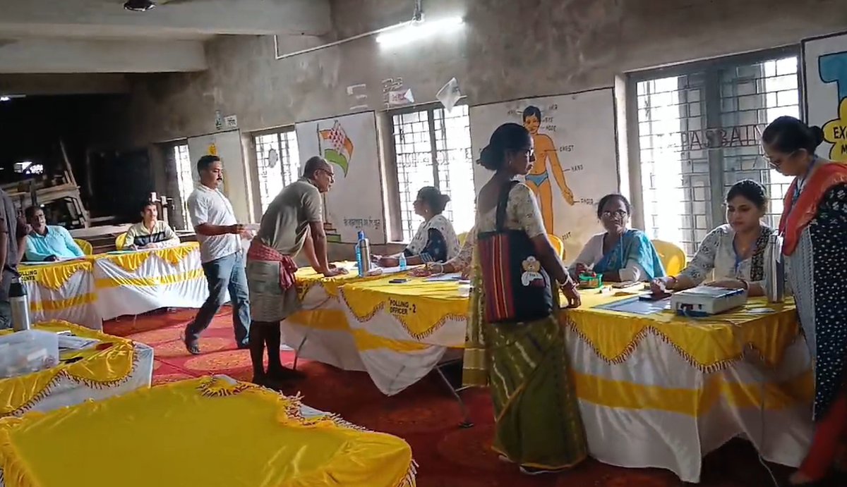 Voting underway in a booth of Basirhat Lok Sabha constituency #pibkolkataelection2024 #LokSabhaElections2024 #GeneralElectionN0W @PIB_India @ECISVEEP @SpokespersonECI @MIB_India @airnews_kolkata @airnewsalerts @DDNational