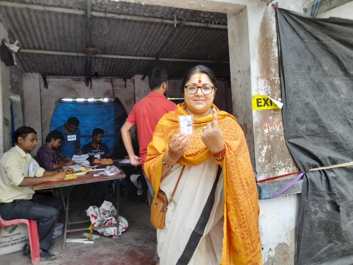 nktvbangla's tweet image. #ELECTIONBREAKING ভোট দিলেন হুগলি লোকসভা কেন্দ্রের বিজেপি প্রার্থী লকেট চ্যাটার্জী।
#LocketChatterjee #7thPhaseElection #LokSabhaElection2024  #ElectionUpdate #WestBengal7thPhaseVote #LoksabharLadai #LoksabhaChunab2024  #electionwithnktvbangla