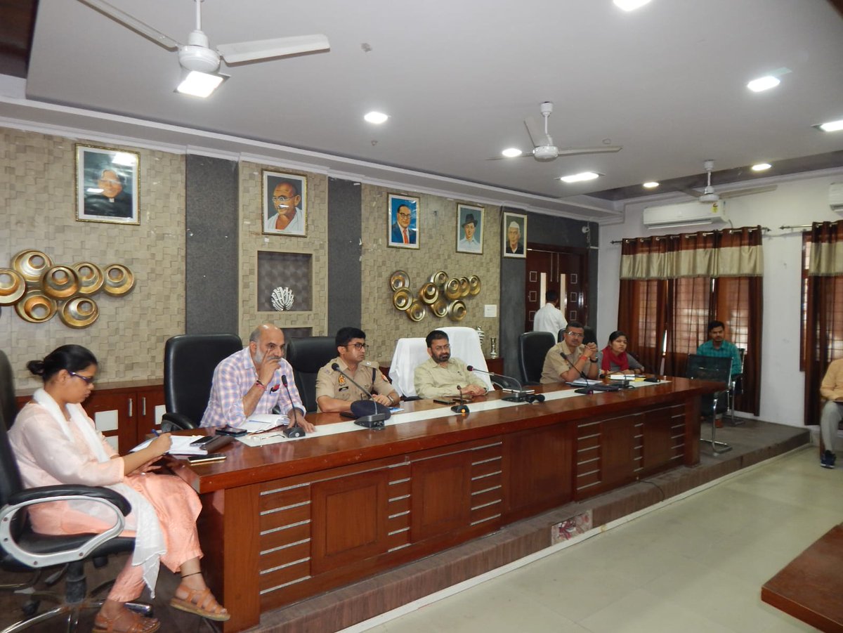 moradabadpolice's tweet photo. .@DMMoradabad की अध्यक्षता में कलेक्ट्रेट सभागार में #SPRA, #SPCITY, #ADMCITY, सिटी मजिस्ट्रेट, C.F.O के साथ होटल/ बैंकेट हॉल मालिको के साथ गोष्ठी कर फायर इक्विपमेंट व बढ़ती गर्मी के कारण अग्नि दुर्घटना से बचाव के संबंध मे खराब अग्निशमन उपकरणो को सही रखने हेतु निर्देशित किया गया। https://t.co/UEaR7HQwHX