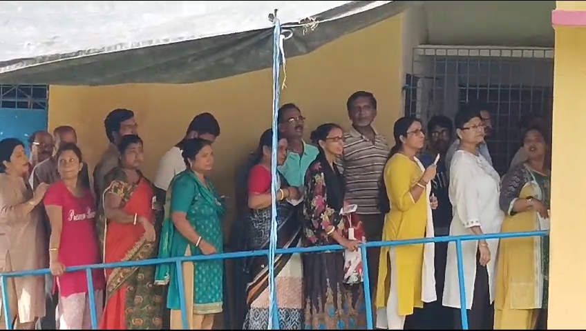 People queue up outside a booth of Barasat Lok Sabha constituency #pibkolkataelection2024 #LokSabhaElections2024 #GeneralElectionN0W @PIB_India @ECISVEEP @SpokespersonECI @MIB_India @airnews_kolkata @airnewsalerts @DDNational