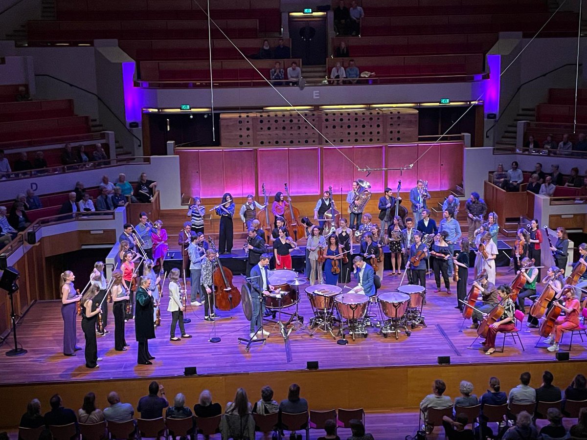 Een verrassing #tivre #pyranello Een groep musici, die staand, zonder dirigent en bladmuziek de sterren van de hemel speelde. Het bont geklede orkest speelde Tsjaikovski’s #pathétique, toegelicht door een toneelspeler. Een muzikaal feest!