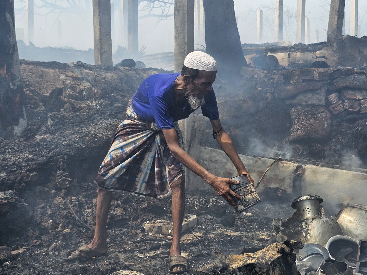 SahatZia_Hero's tweet photo. Fire 🔥 incident in Camp 13, Rohingya Refugee Camp in Cox’s Bazar again destroyed over 100 shelters of #Refugees . Community volunteers  and BD Fire service arrived on time and controlled the fire.

#emergency https://t.co/SCYI4ktBsU