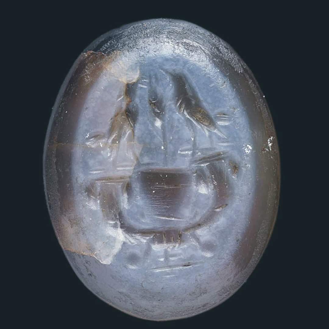 Agate intaglio with two sparrows on a krater, 1st century AD
#museum #Archaeology #Venice #gemstone #collectible #collection