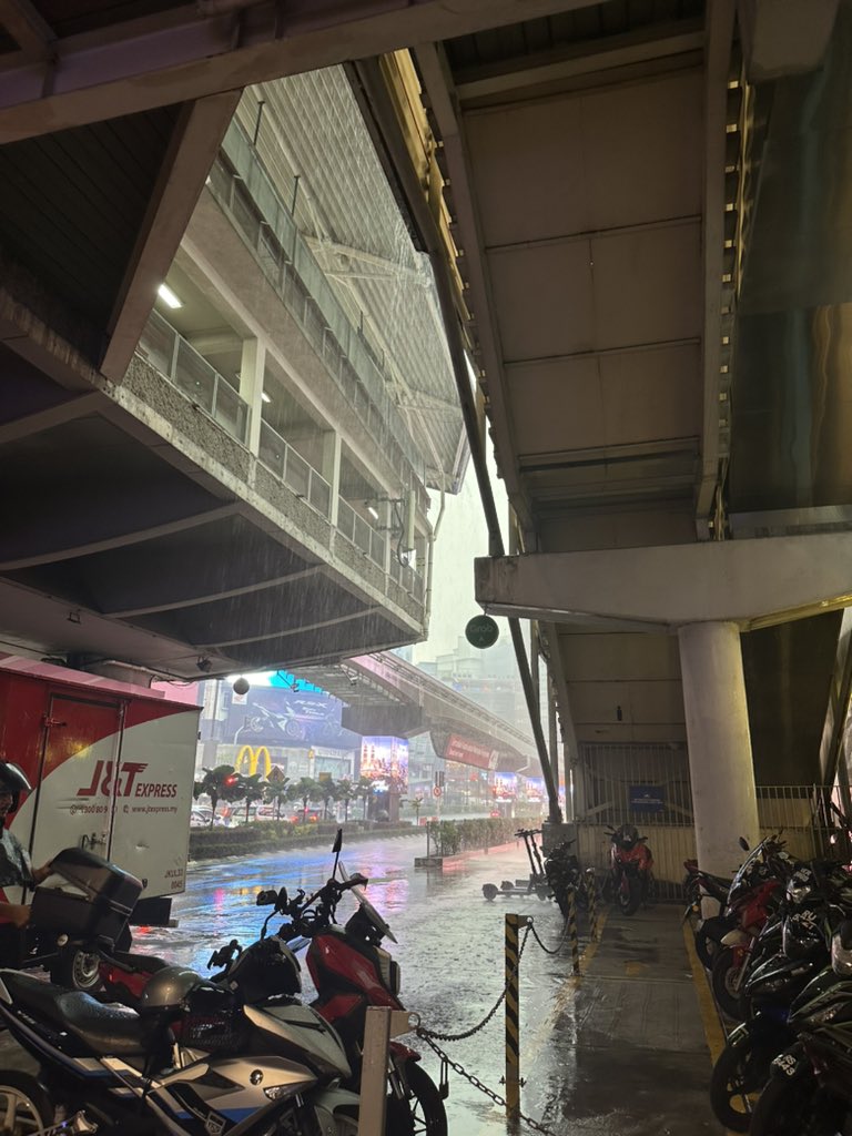 oscarcsims's tweet photo. You’re not a true rain enjoyer until you’ve experienced the 4pm rain in southeast asia.

Is there a name for this phenomenon? https://t.co/HQLiB3de7t
