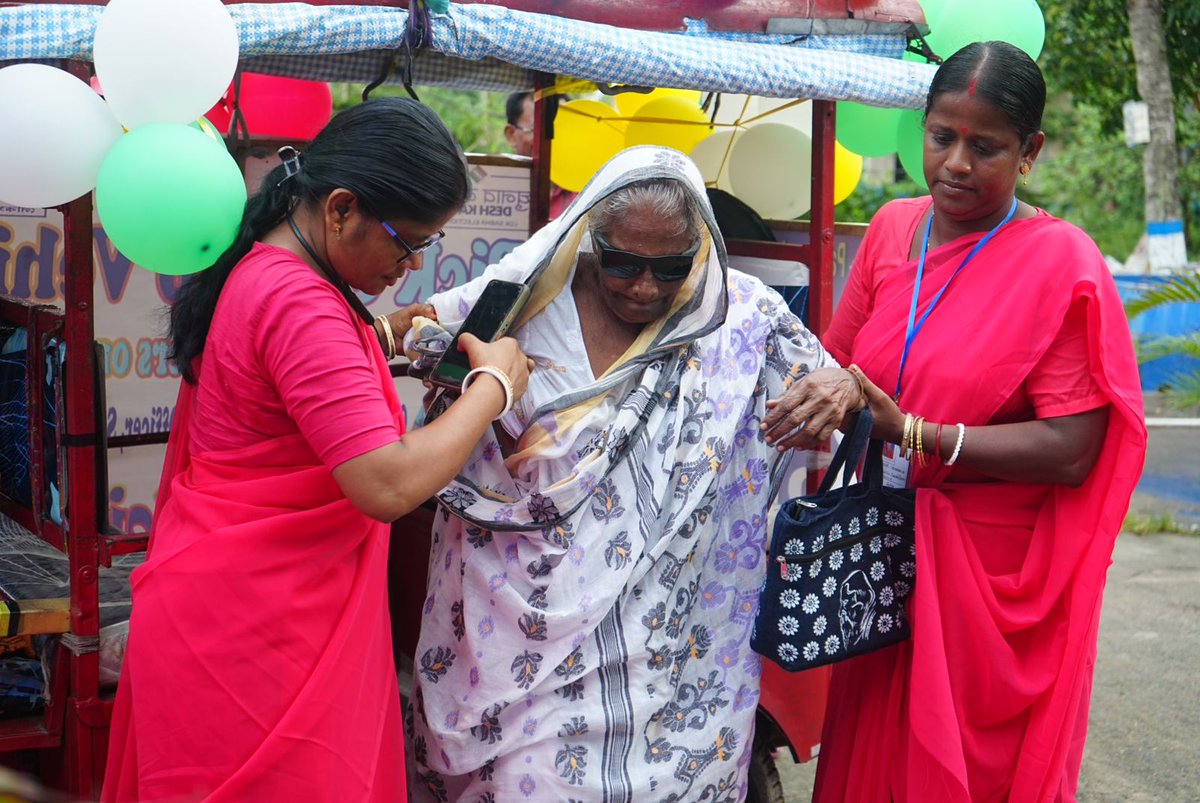 An elderly voter assisted by polling volunteers at a women run pink booth of Mathurapur Lok Sabha constituency #pibkolkataelection2024 #LokSabhaElections2024 #GeneralElectionN0W @PIB_India @ECISVEEP @SpokespersonECI @MIB_India @airnews_kolkata @airnewsalerts @DDNational