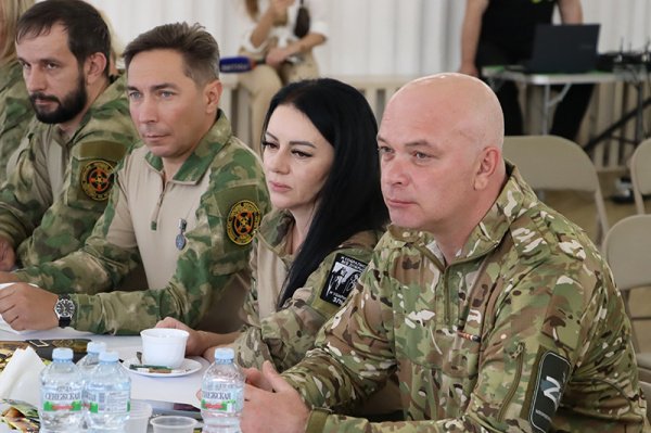 Curious picture of some Belgorod Territorial Defence volunteers. @Jack_Mrgln @JohnLechner1 belduma.ru/news/detail.ph…