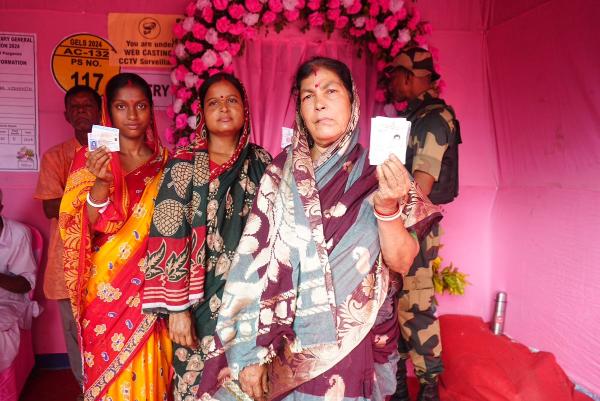 Women voters showing their EPIC card in a women run pink booth of Mathurapur Lok Sabha constituency #pibkolkataelection2024 #LokSabhaElections2024 #GeneralElectionN0W @PIB_India @ECISVEEP @SpokespersonECI @MIB_India @airnews_kolkata @airnewsalerts @DDNational