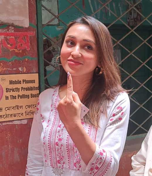 nktvbangla's tweet image. #ELECTIONBREAKING ভোট দিলেন অভিনেত্রী মিমি চক্রবর্তী #MimiChakrabotrty #7thPhaseElection #LokSabhaElection2024 #ElectionUpdate #WestBengal7thPhaseVote #LoksabharLadai #LoksabhaChunab2024 #electionwithnktvbangla