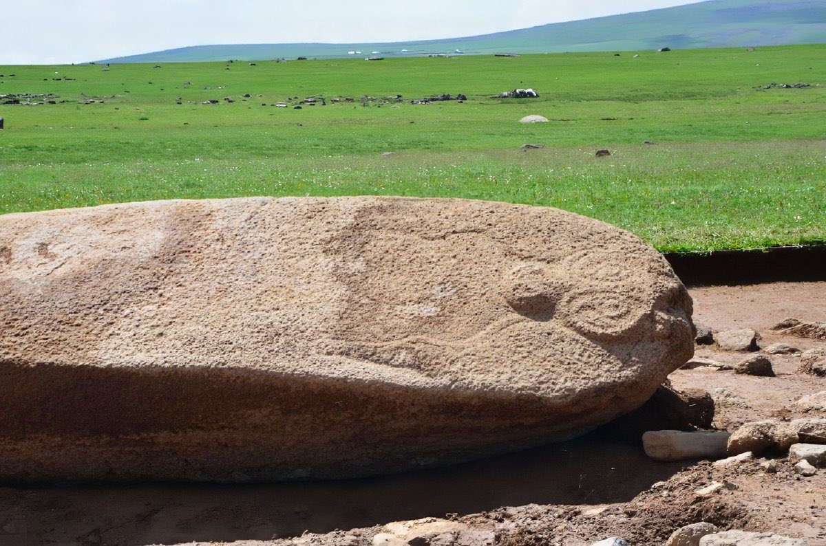 Archäologen der FU Berlin stießen im armenischen Hochgebirge, auf rätselhafte, riesige Stelen. In Armenien werden diese bis zu knapp über fünf Meter hohen kunstvoll verzierten Monumente Vischaps (»Drachensteine«) genannt und ↘️ archaeologie-online.de/blog/praehisto…