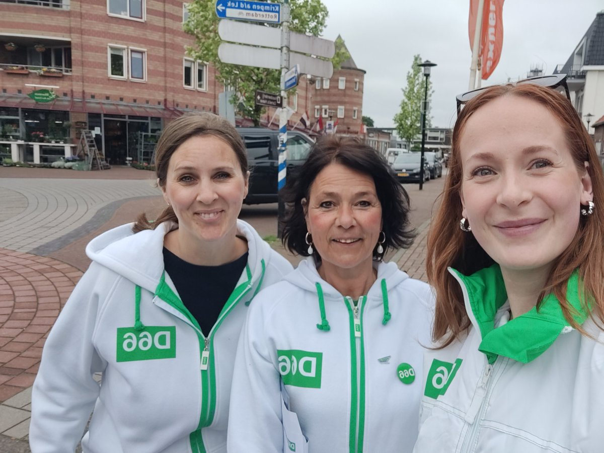 D66 op fiets 🚴‍♀️ route door de Krimpenerwaard voor de Europese verkiezingen 🇪🇺 first stop: LEKKERKERK 💚💪

#d66krimpenerwaard #d66 #europeseverkiezingen