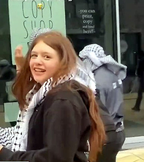 Dit had mijn schattige buurmeisje kunnen zijn die een paar jaar geleden nog met kinderpostzegels aan de deur kwam? Inmiddels belaagd zij Joodse studenten op de <a href="/erasmusuni/">Erasmus University</a>, waar gaat het mis bij deze kinderen?

#antisemitisme #jodenhaat #erasmus #buurmeisje