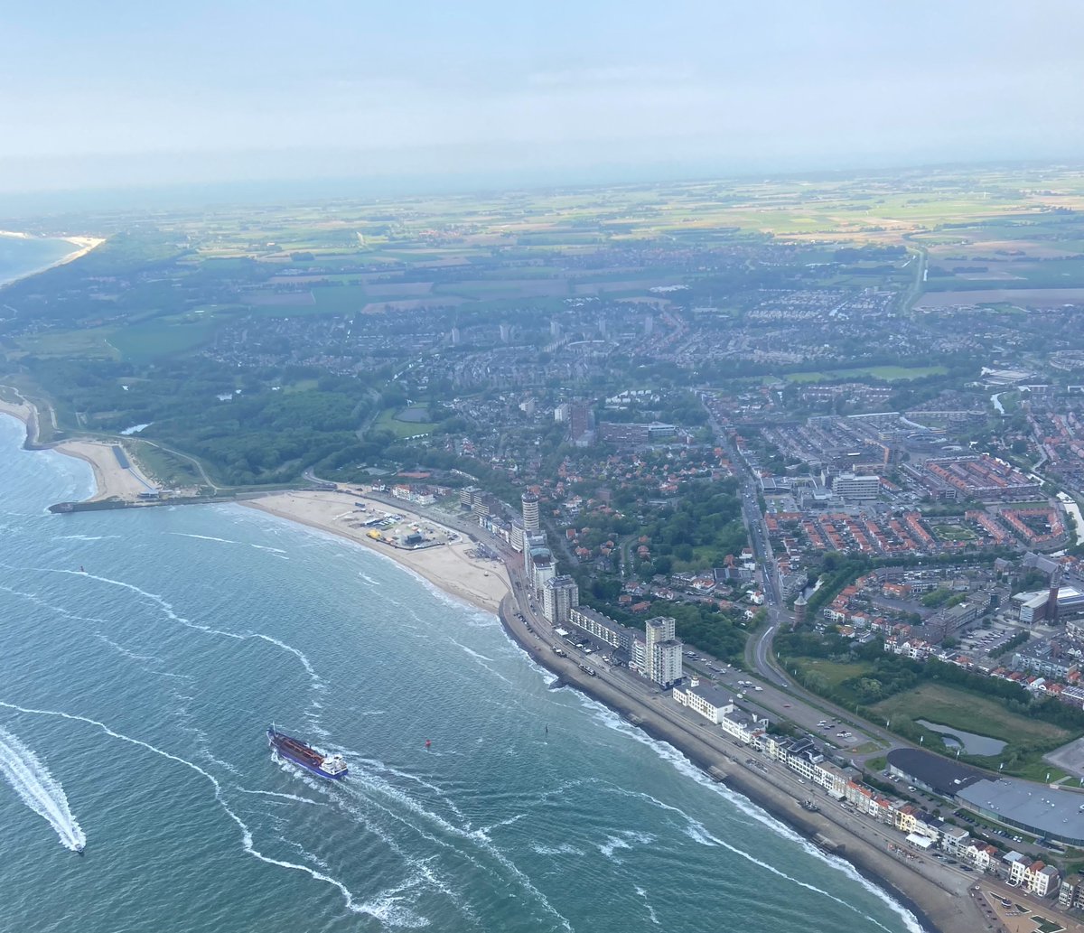 🚁 Geef jouw vader of partner een onvergetelijke ervaring voor Vaderdag! 🎁 Geniet samen van een helikopterrondvlucht of proefles bij Heliflight en leg de mooiste momenten vast. 🌟 Samen vliegen betekent dat jullie de kosten kunnen delen! #vaderdag #kado heliflight.nl/vliegend-vader…