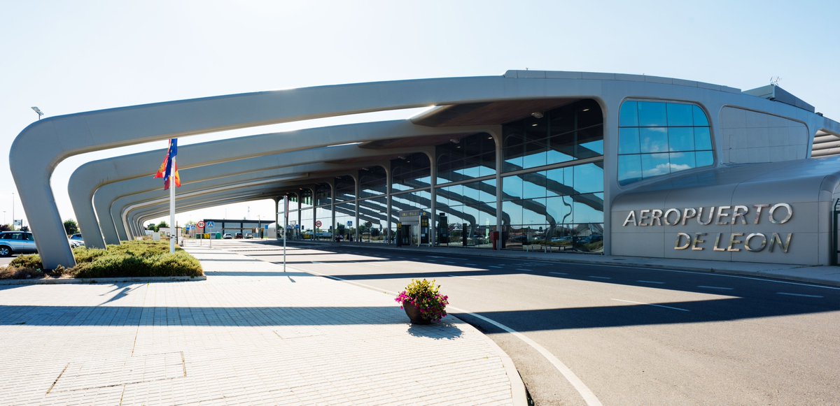 aena's tweet photo. 🎂 Hoy se cumplen 2⃣5⃣ años del primer vuelo del #Aeropuerto de #León, operado por @AirNostrumLAM con destino Barcelona.
🎊 Al día siguiente se inauguraba oficialmente la nueva terminal.

¡Felicidades 🎉! https://t.co/kWABa4ZXNm