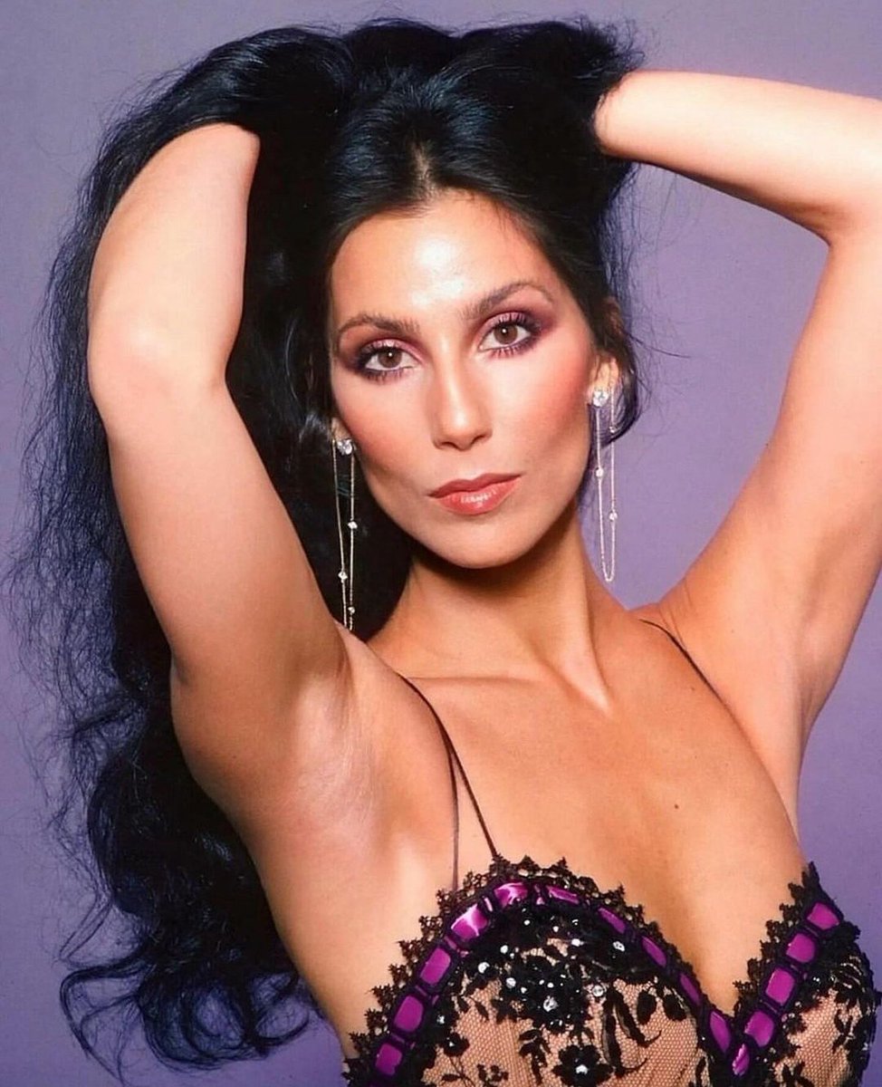 El pasado 20 de mayo la cantante y actriz estadounidense #Cher cumplió 78 años. El #PremioÓscar a la mejor actriz que ganó por #HechizoDeLuna (#Moonstruck, 1987), de #NormanJewison, le ayudó a revitalizar su carrera musical cuando estaba atravesando un bache bastante importante.