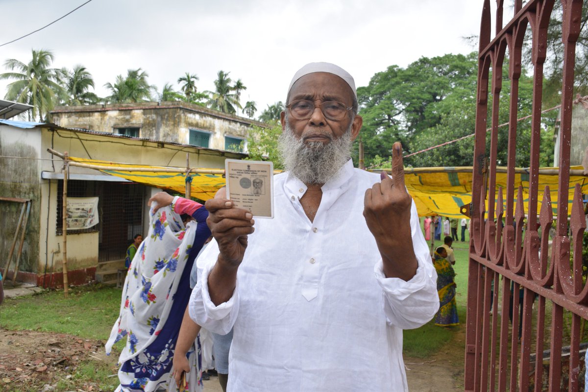 An elderly voter after exercising his right to vote at a booth in West Bengal's Diamond Harbour PC #pibkolkataelection2024 #LokSabhaElections2024 #GeneralElectionN0W @PIB_India @ECISVEEP @SpokespersonECI @MIB_India @airnews_kolkata @airnewsalerts @DDNational
